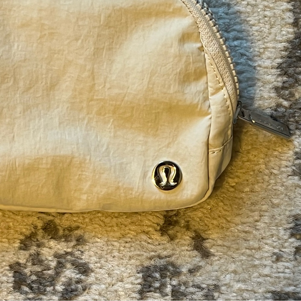 Lululemon Belt Bag in White Opal - Picture 2 of 14